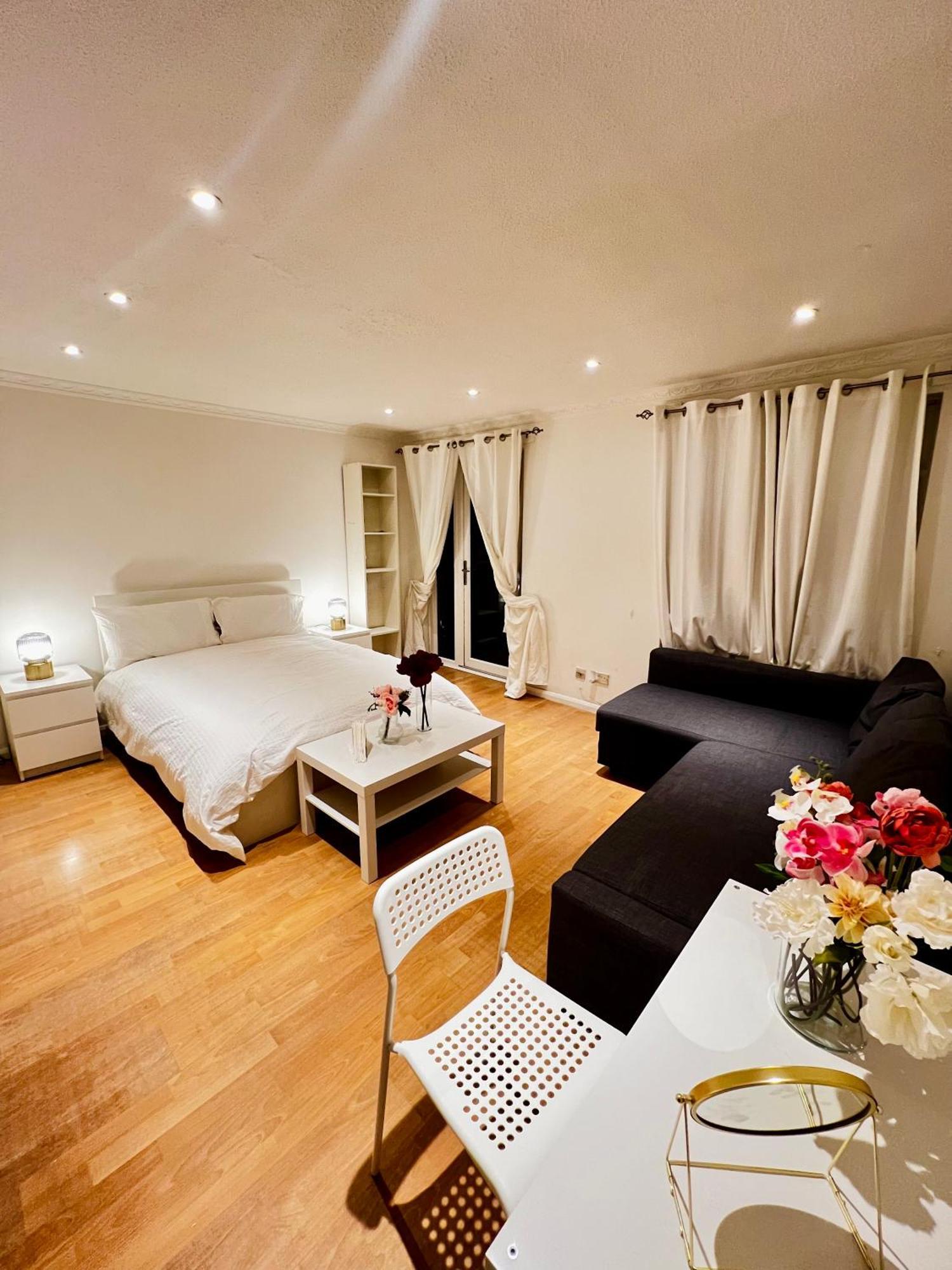 A Calm Stay Near Battersea Reach London Exterior foto